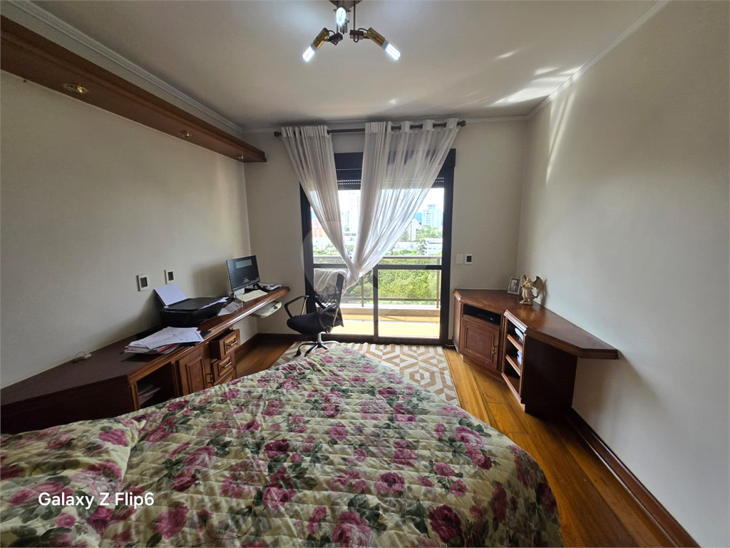 Luxuoso apartamento, raridade! 4 suítes máster, amplo living com lareira e bar, sala de jantar, apartamento todo avarandado, 5 vagas em Santana! Altíssimo padrão.