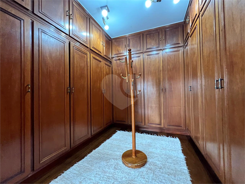 Luxuoso apartamento, raridade! 4 suítes máster, amplo living com lareira e bar, sala de jantar, apartamento todo avarandado, 5 vagas em Santana! Altíssimo padrão.