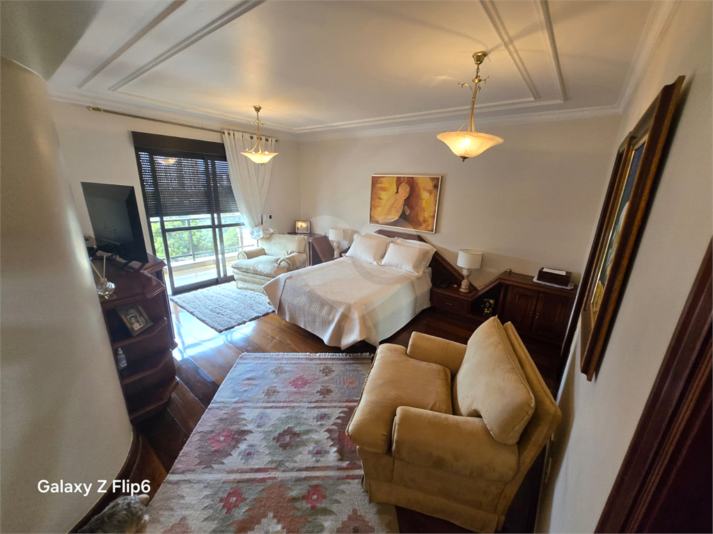 Luxuoso apartamento, raridade! 4 suítes máster, amplo living com lareira e bar, sala de jantar, apartamento todo avarandado, 5 vagas em Santana! Altíssimo padrão.