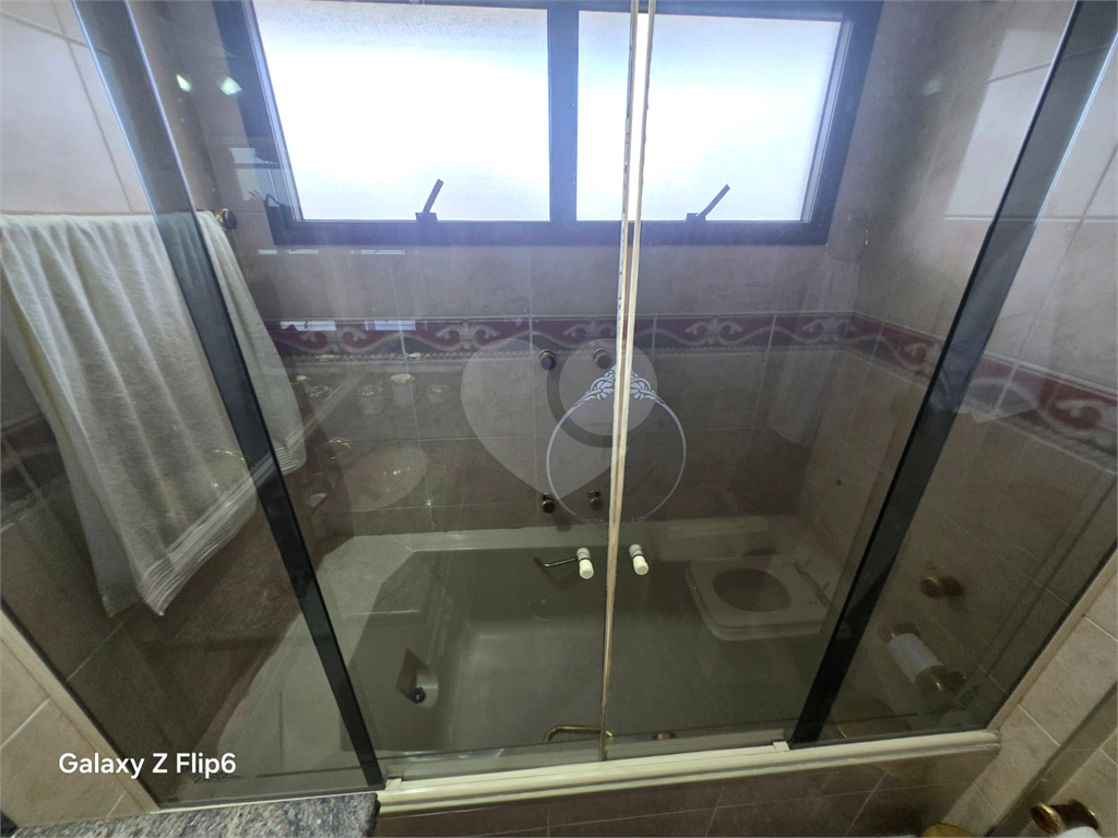 Luxuoso apartamento, raridade! 4 suítes máster, amplo living com lareira e bar, sala de jantar, apartamento todo avarandado, 5 vagas em Santana! Altíssimo padrão.