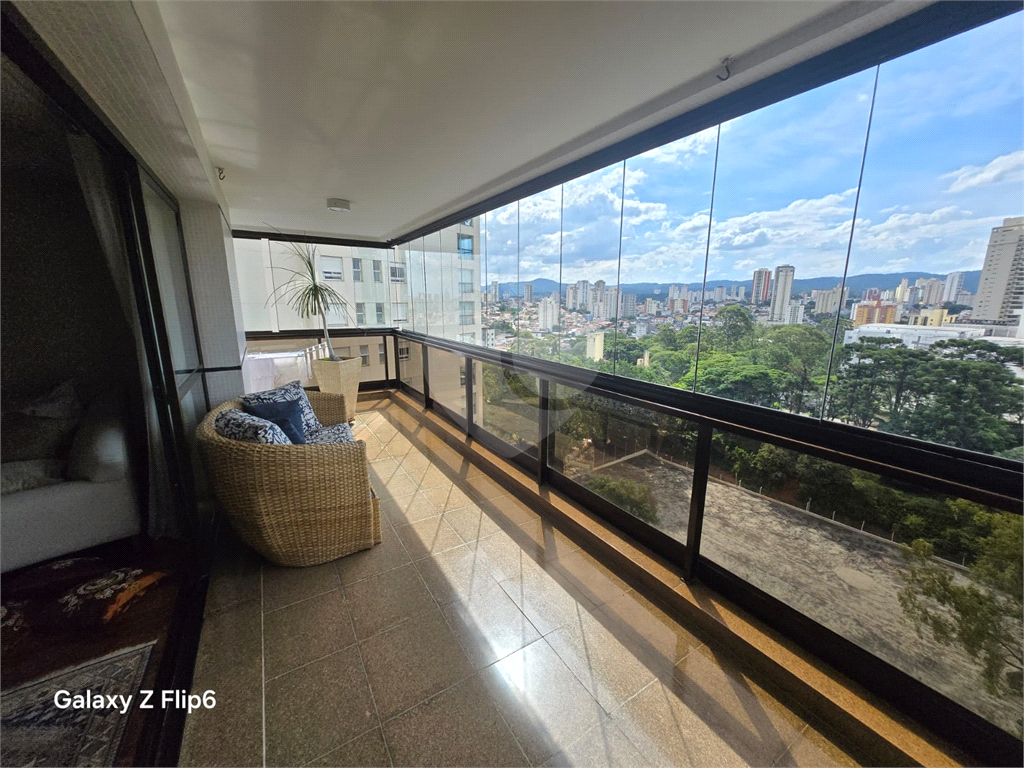 Luxuoso apartamento, raridade! 4 suítes máster, amplo living com lareira e bar, sala de jantar, apartamento todo avarandado, 5 vagas em Santana! Altíssimo padrão.