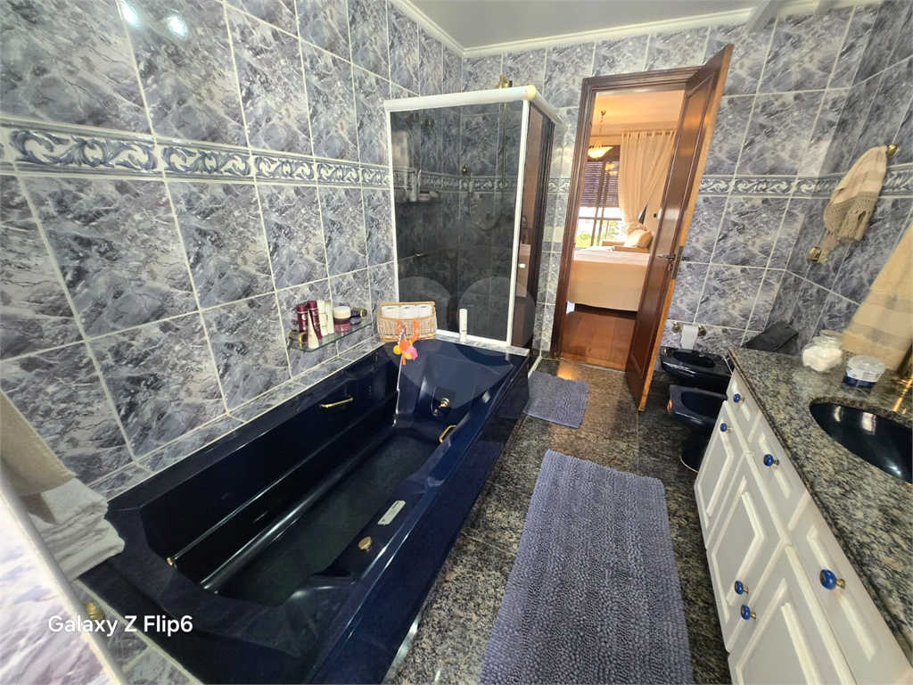 Luxuoso apartamento, raridade! 4 suítes máster, amplo living com lareira e bar, sala de jantar, apartamento todo avarandado, 5 vagas em Santana! Altíssimo padrão.
