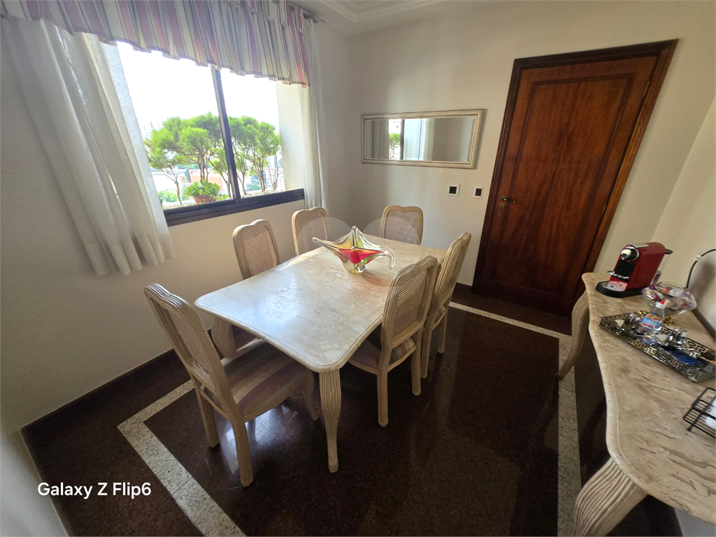 Luxuoso apartamento, raridade! 4 suítes máster, amplo living com lareira e bar, sala de jantar, apartamento todo avarandado, 5 vagas em Santana! Altíssimo padrão.
