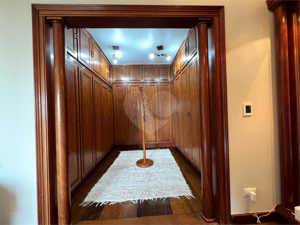 Luxuoso apartamento, raridade! 4 suítes máster, amplo living com lareira e bar, sala de jantar, apartamento todo avarandado, 5 vagas em Santana! Altíssimo padrão.