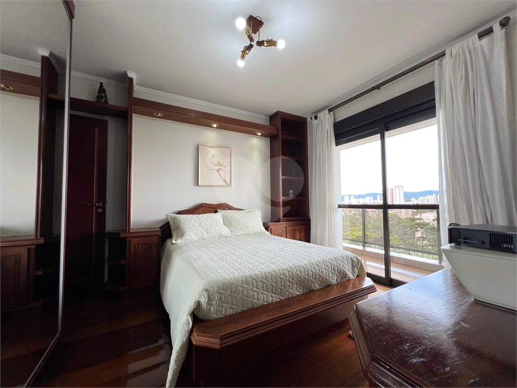 Luxuoso apartamento, raridade! 4 suítes máster, amplo living com lareira e bar, sala de jantar, apartamento todo avarandado, 5 vagas em Santana! Altíssimo padrão.