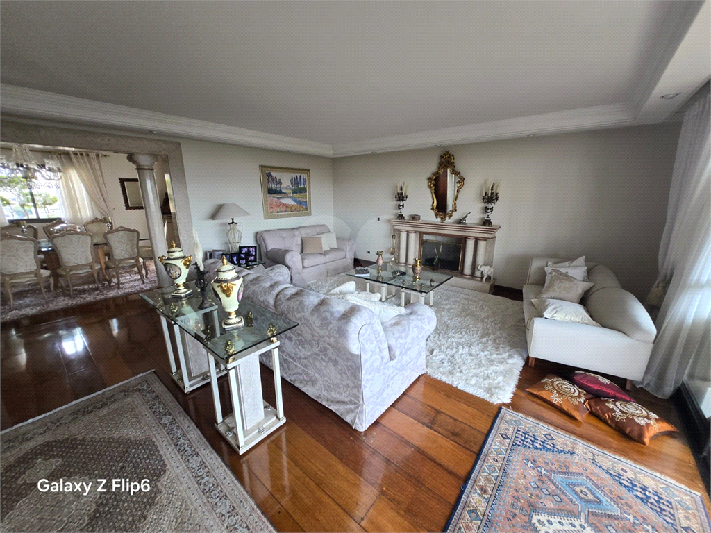 Luxuoso apartamento, raridade! 4 suítes máster, amplo living com lareira e bar, sala de jantar, apartamento todo avarandado, 5 vagas em Santana! Altíssimo padrão.