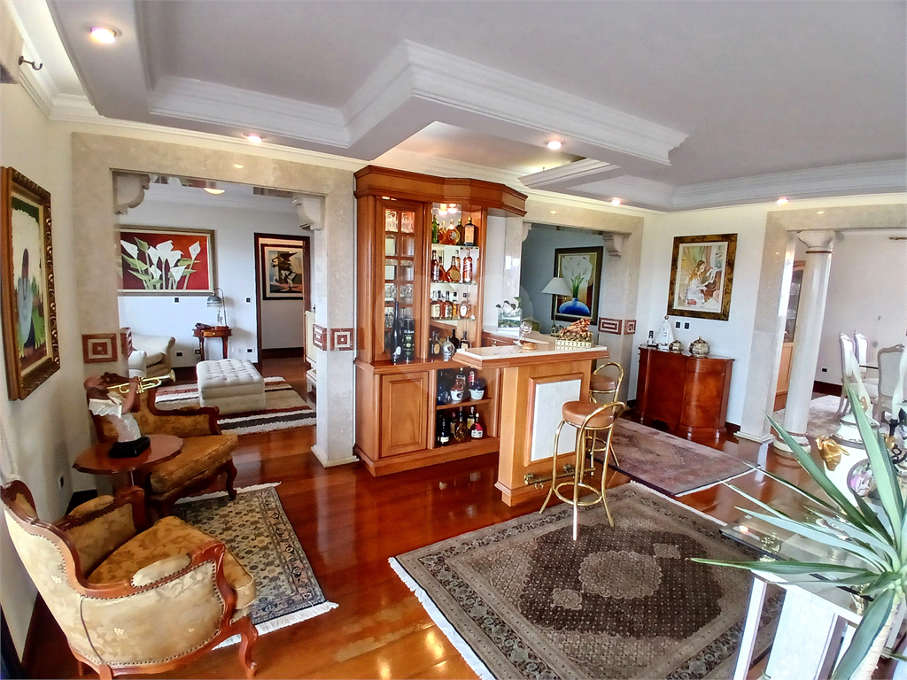 Luxuoso apartamento, raridade! 4 suítes máster, amplo living com lareira e bar, sala de jantar, apartamento todo avarandado, 5 vagas em Santana! Altíssimo padrão.