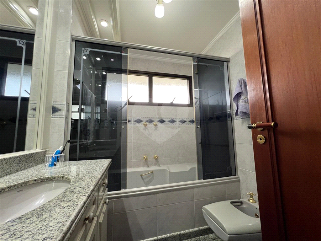 Luxuoso apartamento, raridade! 4 suítes máster, amplo living com lareira e bar, sala de jantar, apartamento todo avarandado, 5 vagas em Santana! Altíssimo padrão.