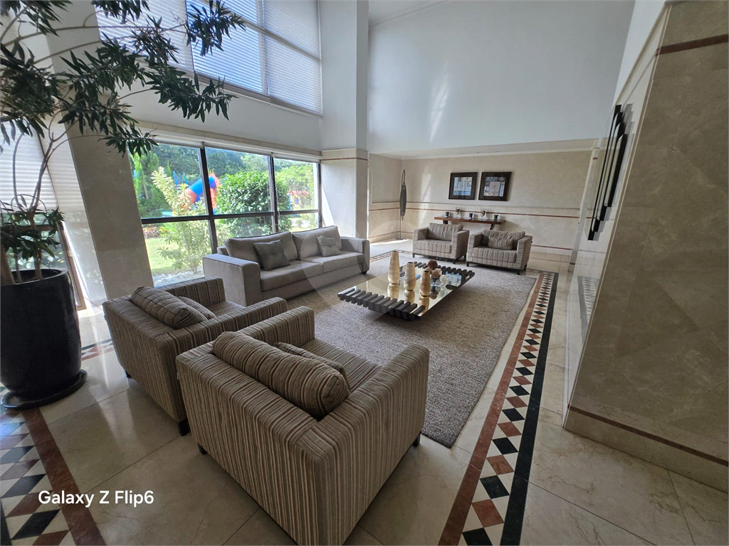 Luxuoso apartamento, raridade! 4 suítes máster, amplo living com lareira e bar, sala de jantar, apartamento todo avarandado, 5 vagas em Santana! Altíssimo padrão.