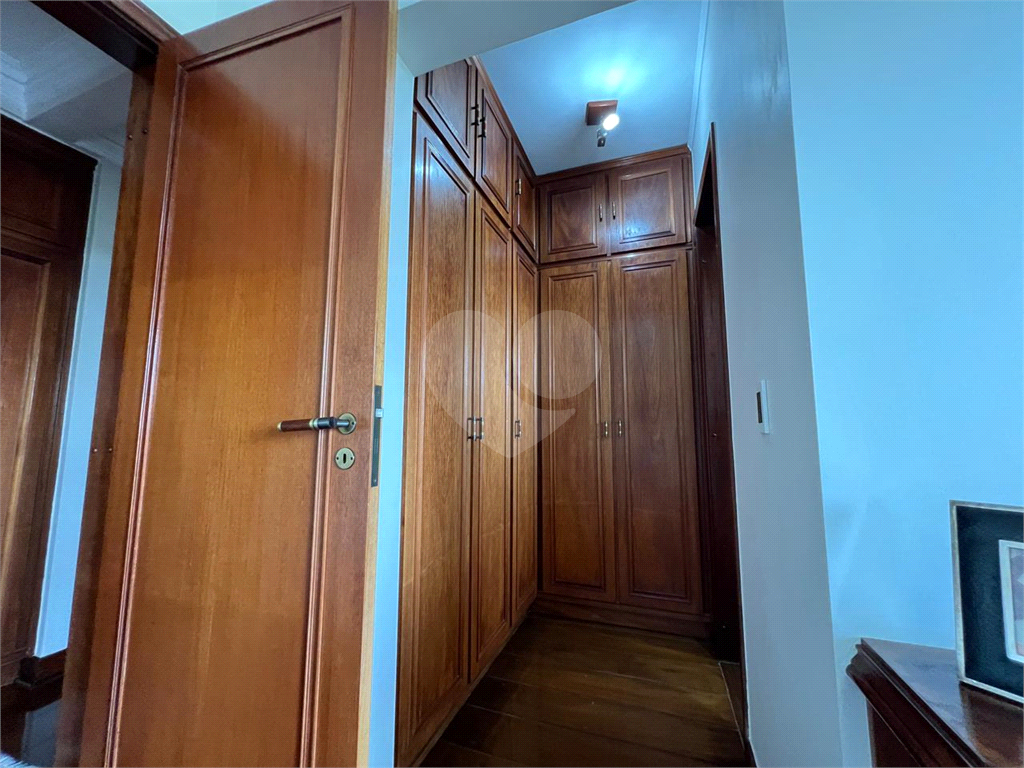 Luxuoso apartamento, raridade! 4 suítes máster, amplo living com lareira e bar, sala de jantar, apartamento todo avarandado, 5 vagas em Santana! Altíssimo padrão.