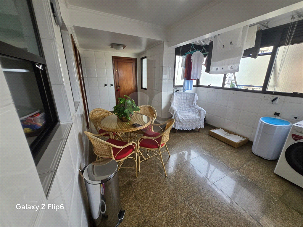 Luxuoso apartamento, raridade! 4 suítes máster, amplo living com lareira e bar, sala de jantar, apartamento todo avarandado, 5 vagas em Santana! Altíssimo padrão.