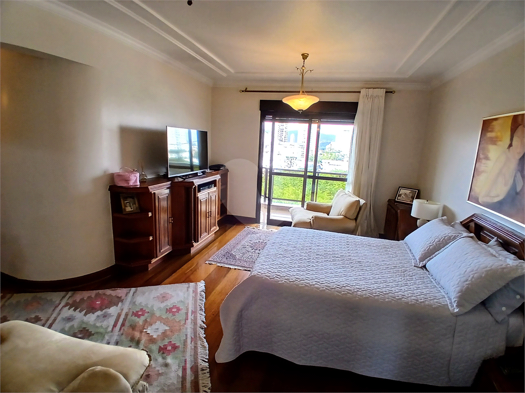 Luxuoso apartamento, raridade! 4 suítes máster, amplo living com lareira e bar, sala de jantar, apartamento todo avarandado, 5 vagas em Santana! Altíssimo padrão.