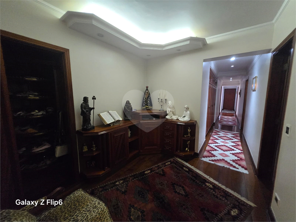 Luxuoso apartamento, raridade! 4 suítes máster, amplo living com lareira e bar, sala de jantar, apartamento todo avarandado, 5 vagas em Santana! Altíssimo padrão.