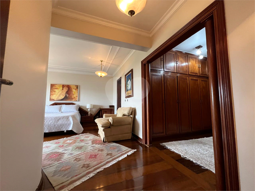 Luxuoso apartamento, raridade! 4 suítes máster, amplo living com lareira e bar, sala de jantar, apartamento todo avarandado, 5 vagas em Santana! Altíssimo padrão.