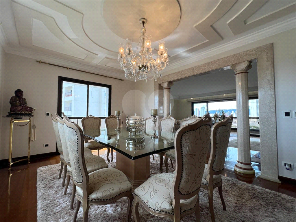 Luxuoso apartamento, raridade! 4 suítes máster, amplo living com lareira e bar, sala de jantar, apartamento todo avarandado, 5 vagas em Santana! Altíssimo padrão.