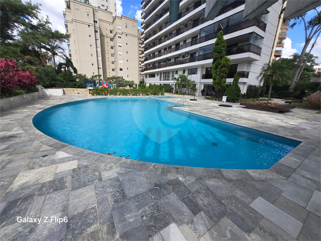 Luxuoso apartamento, raridade! 4 suítes máster, amplo living com lareira e bar, sala de jantar, apartamento todo avarandado, 5 vagas em Santana! Altíssimo padrão.