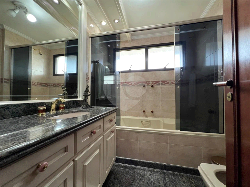 Luxuoso apartamento, raridade! 4 suítes máster, amplo living com lareira e bar, sala de jantar, apartamento todo avarandado, 5 vagas em Santana! Altíssimo padrão.