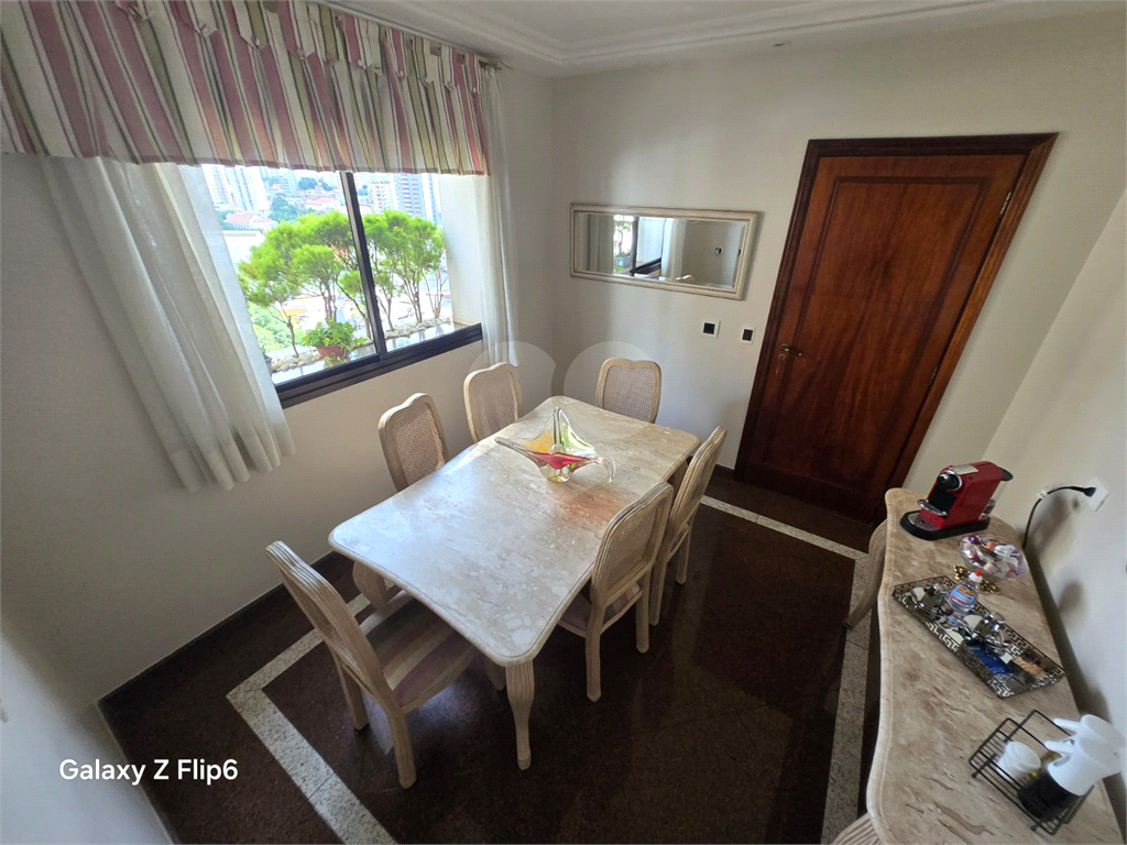 Luxuoso apartamento, raridade! 4 suítes máster, amplo living com lareira e bar, sala de jantar, apartamento todo avarandado, 5 vagas em Santana! Altíssimo padrão.
