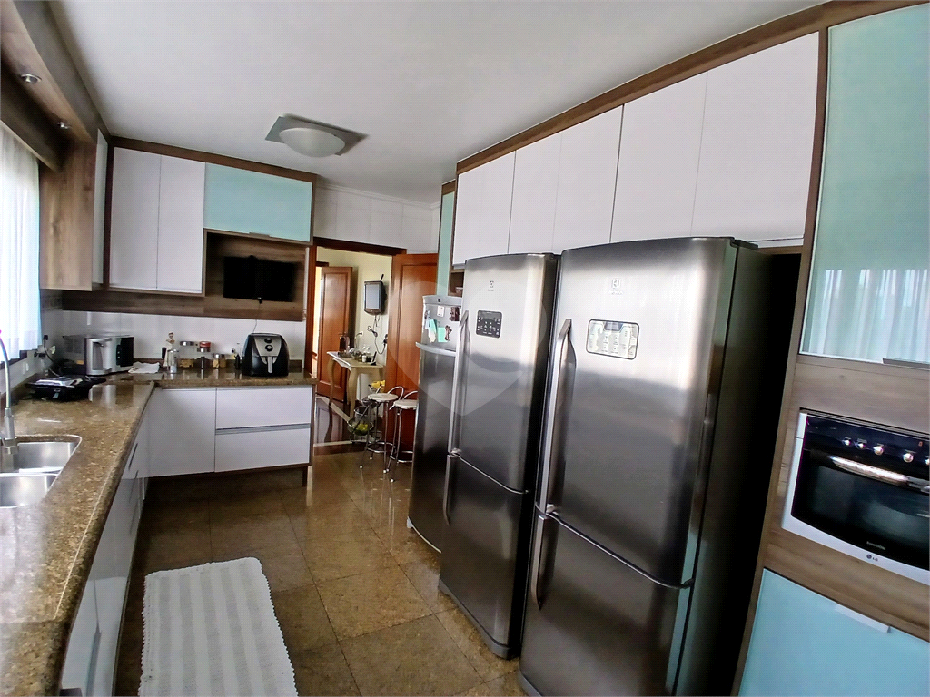 Luxuoso apartamento, raridade! 4 suítes máster, amplo living com lareira e bar, sala de jantar, apartamento todo avarandado, 5 vagas em Santana! Altíssimo padrão.