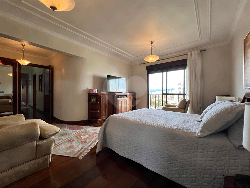 Luxuoso apartamento, raridade! 4 suítes máster, amplo living com lareira e bar, sala de jantar, apartamento todo avarandado, 5 vagas em Santana! Altíssimo padrão.