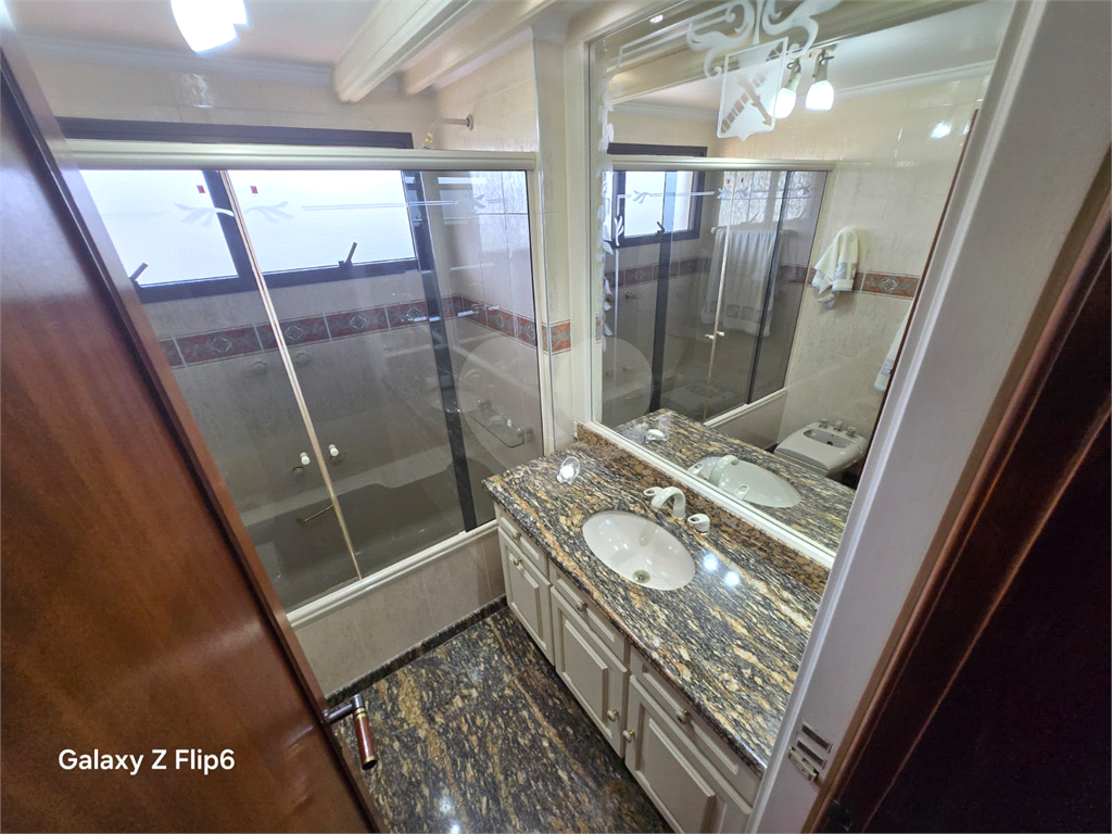 Luxuoso apartamento, raridade! 4 suítes máster, amplo living com lareira e bar, sala de jantar, apartamento todo avarandado, 5 vagas em Santana! Altíssimo padrão.
