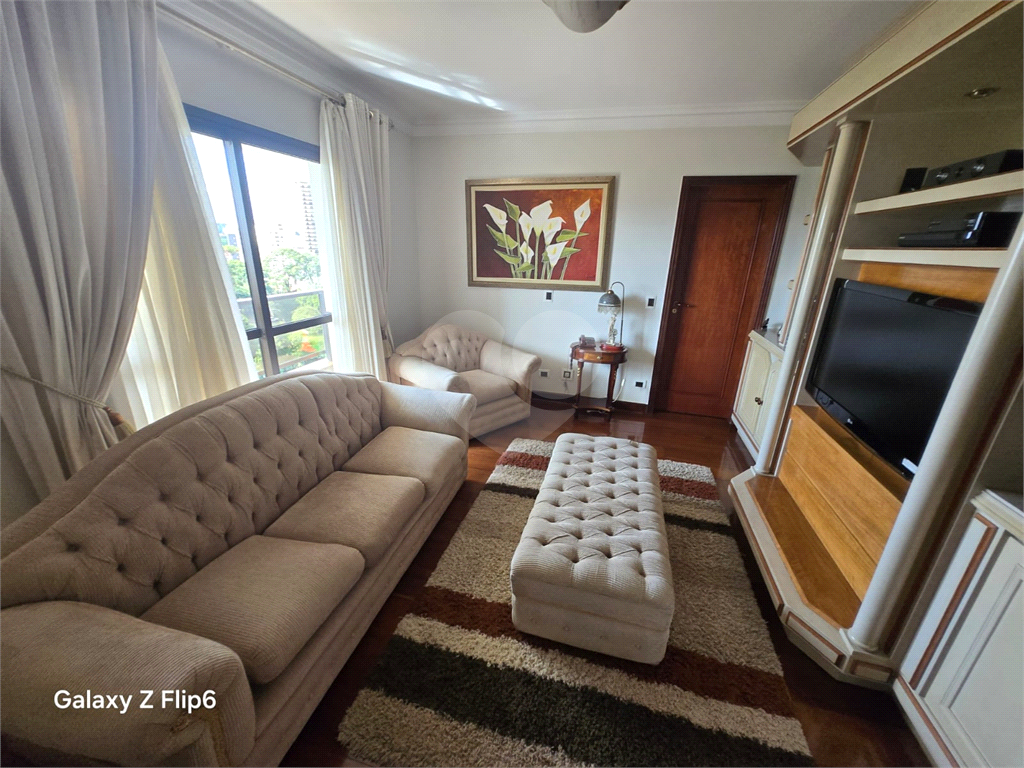 Luxuoso apartamento, raridade! 4 suítes máster, amplo living com lareira e bar, sala de jantar, apartamento todo avarandado, 5 vagas em Santana! Altíssimo padrão.