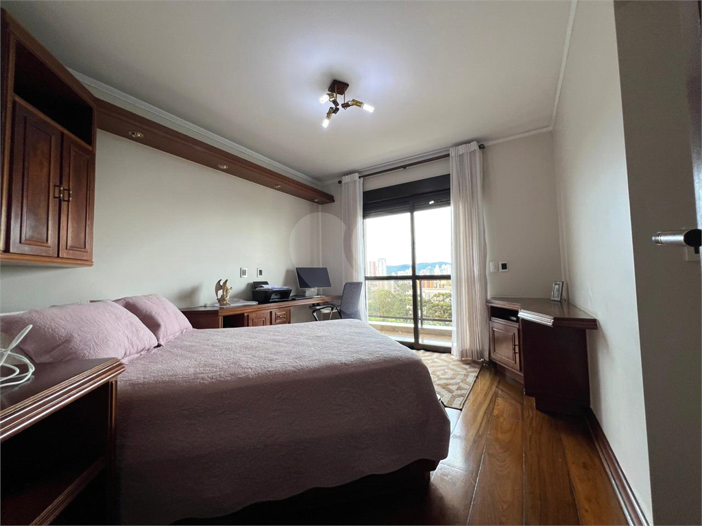 Luxuoso apartamento, raridade! 4 suítes máster, amplo living com lareira e bar, sala de jantar, apartamento todo avarandado, 5 vagas em Santana! Altíssimo padrão.