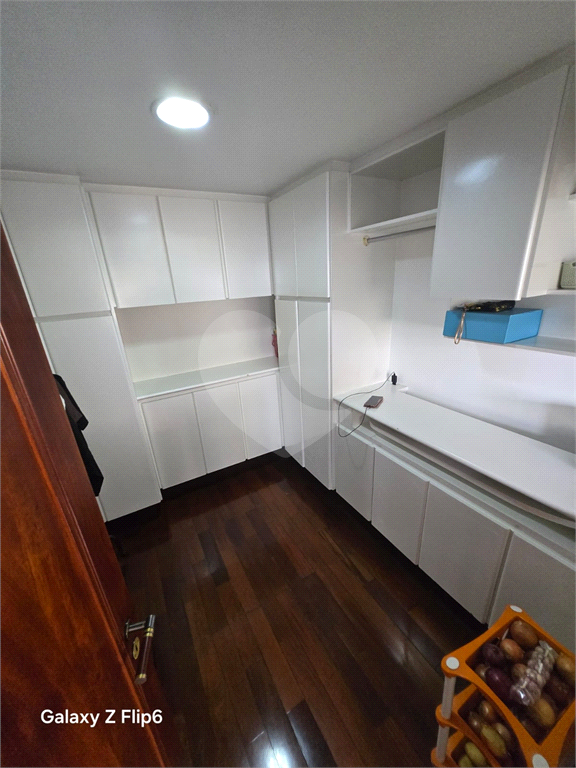 Luxuoso apartamento, raridade! 4 suítes máster, amplo living com lareira e bar, sala de jantar, apartamento todo avarandado, 5 vagas em Santana! Altíssimo padrão.