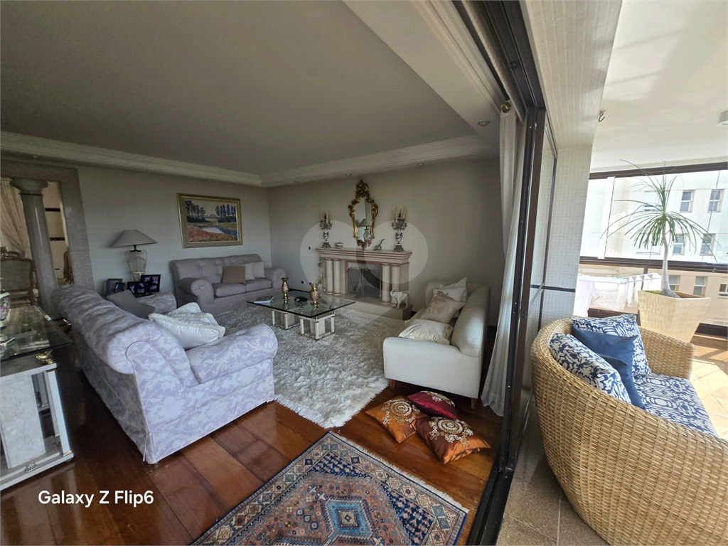 Luxuoso apartamento, raridade! 4 suítes máster, amplo living com lareira e bar, sala de jantar, apartamento todo avarandado, 5 vagas em Santana! Altíssimo padrão.