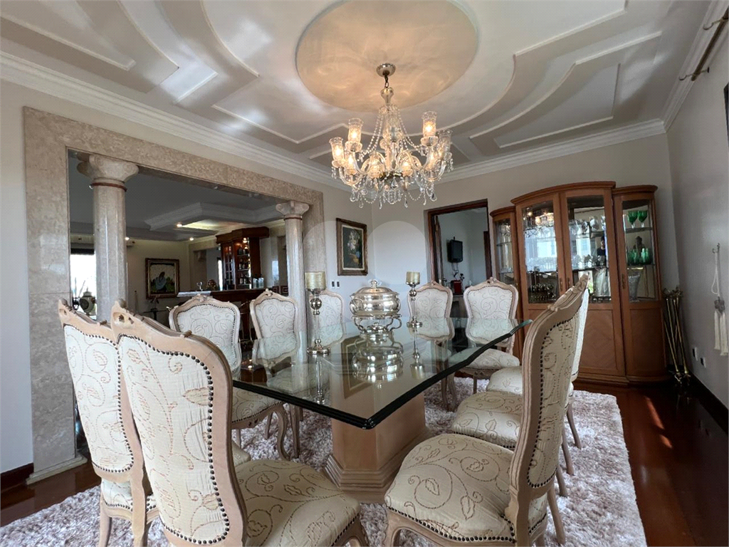 Luxuoso apartamento, raridade! 4 suítes máster, amplo living com lareira e bar, sala de jantar, apartamento todo avarandado, 5 vagas em Santana! Altíssimo padrão.