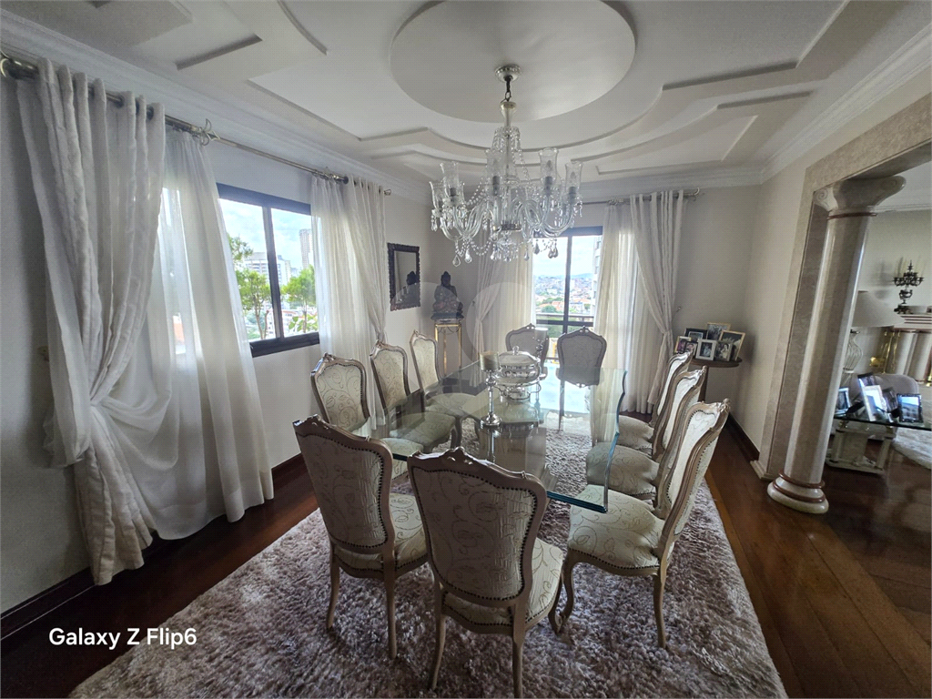 Luxuoso apartamento, raridade! 4 suítes máster, amplo living com lareira e bar, sala de jantar, apartamento todo avarandado, 5 vagas em Santana! Altíssimo padrão.