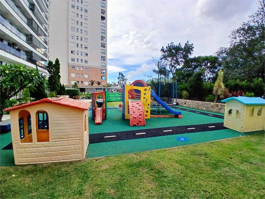 Luxuoso apartamento, raridade! 4 suítes máster, amplo living com lareira e bar, sala de jantar, apartamento todo avarandado, 5 vagas em Santana! Altíssimo padrão.