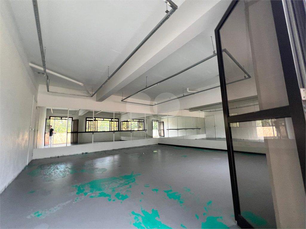 Luxuoso apartamento, raridade! 4 suítes máster, amplo living com lareira e bar, sala de jantar, apartamento todo avarandado, 5 vagas em Santana! Altíssimo padrão.