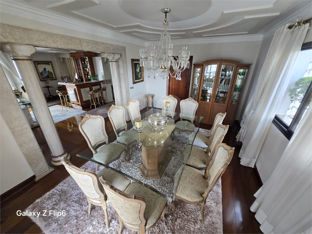 Luxuoso apartamento, raridade! 4 suítes máster, amplo living com lareira e bar, sala de jantar, apartamento todo avarandado, 5 vagas em Santana! Altíssimo padrão.