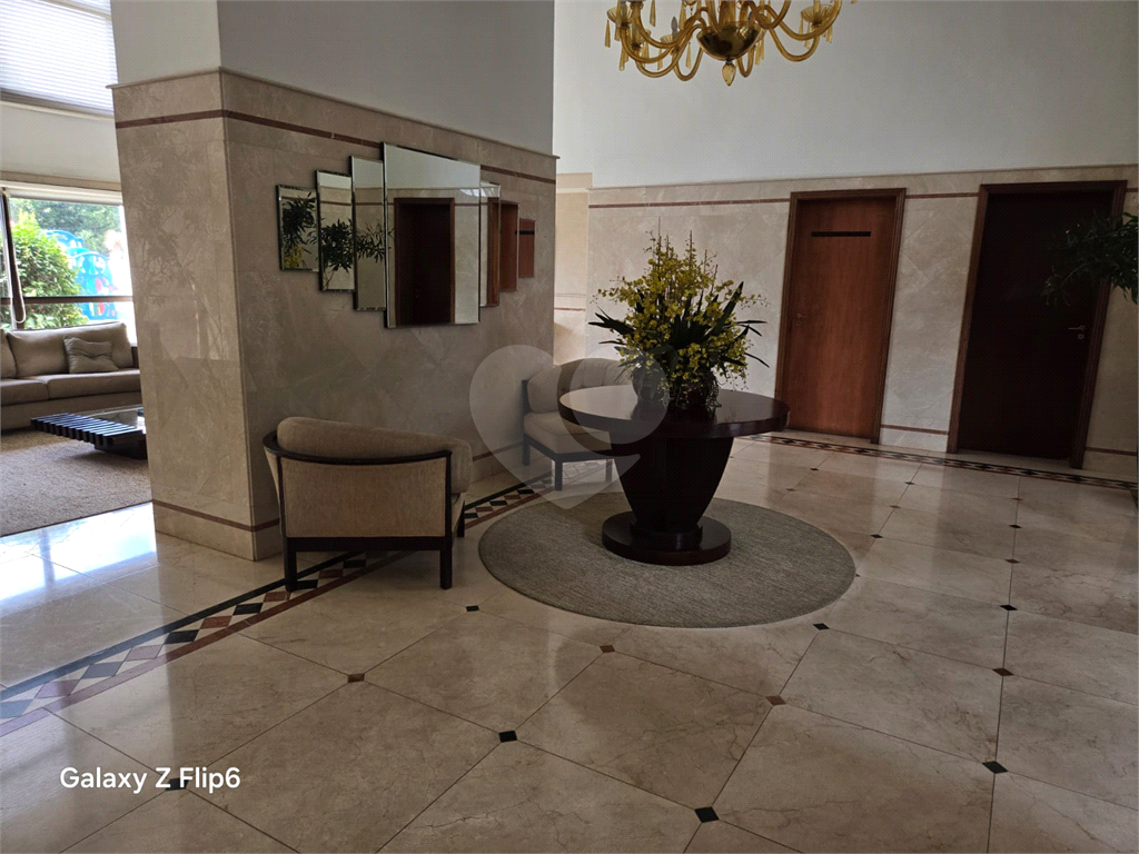 Luxuoso apartamento, raridade! 4 suítes máster, amplo living com lareira e bar, sala de jantar, apartamento todo avarandado, 5 vagas em Santana! Altíssimo padrão.