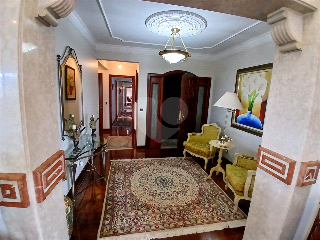 Luxuoso apartamento, raridade! 4 suítes máster, amplo living com lareira e bar, sala de jantar, apartamento todo avarandado, 5 vagas em Santana! Altíssimo padrão.