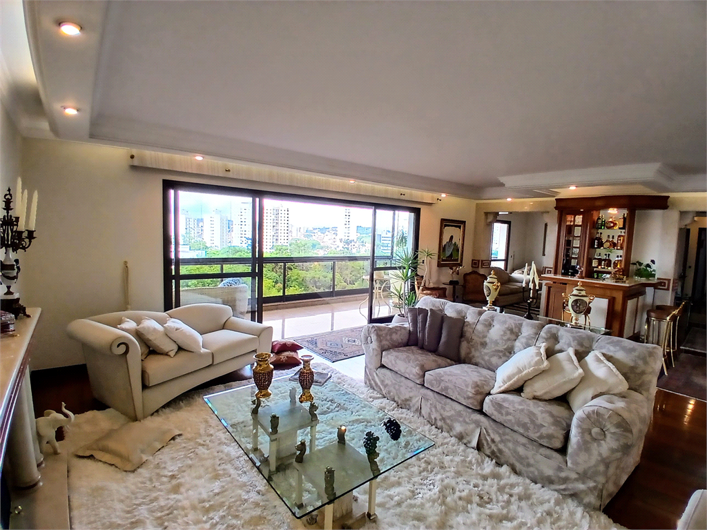 Luxuoso apartamento, raridade! 4 suítes máster, amplo living com lareira e bar, sala de jantar, apartamento todo avarandado, 5 vagas em Santana! Altíssimo padrão.