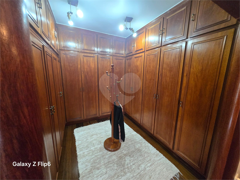 Luxuoso apartamento, raridade! 4 suítes máster, amplo living com lareira e bar, sala de jantar, apartamento todo avarandado, 5 vagas em Santana! Altíssimo padrão.