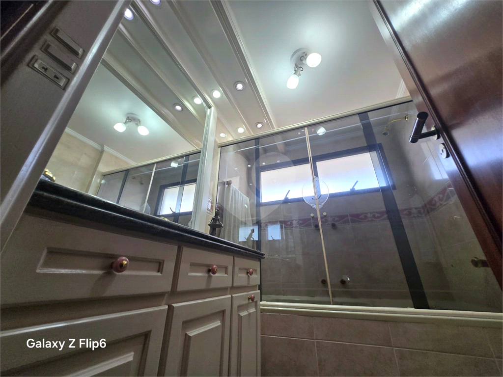 Luxuoso apartamento, raridade! 4 suítes máster, amplo living com lareira e bar, sala de jantar, apartamento todo avarandado, 5 vagas em Santana! Altíssimo padrão.