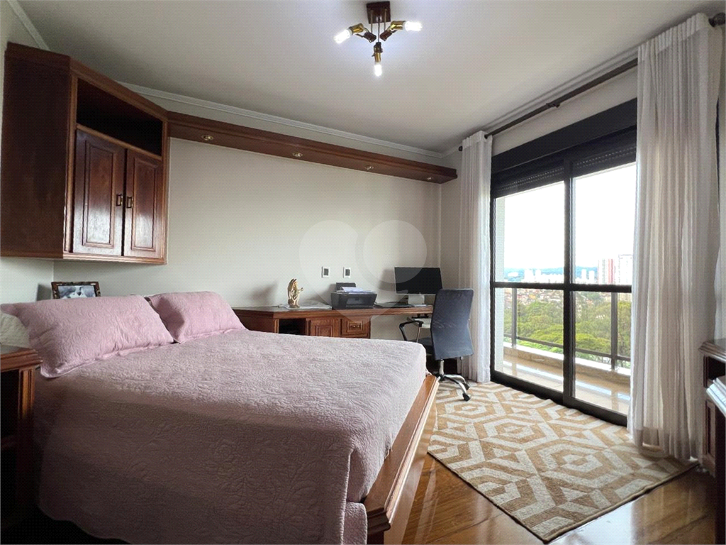 Luxuoso apartamento, raridade! 4 suítes máster, amplo living com lareira e bar, sala de jantar, apartamento todo avarandado, 5 vagas em Santana! Altíssimo padrão.