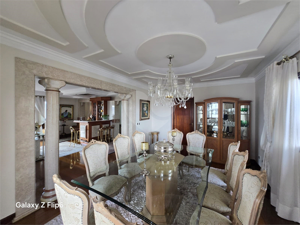 Luxuoso apartamento, raridade! 4 suítes máster, amplo living com lareira e bar, sala de jantar, apartamento todo avarandado, 5 vagas em Santana! Altíssimo padrão.