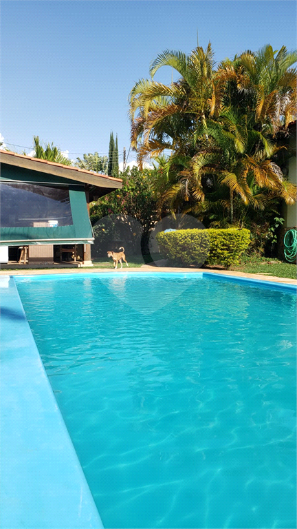 Casa com 3 quartos, piscina e churrasqueira.