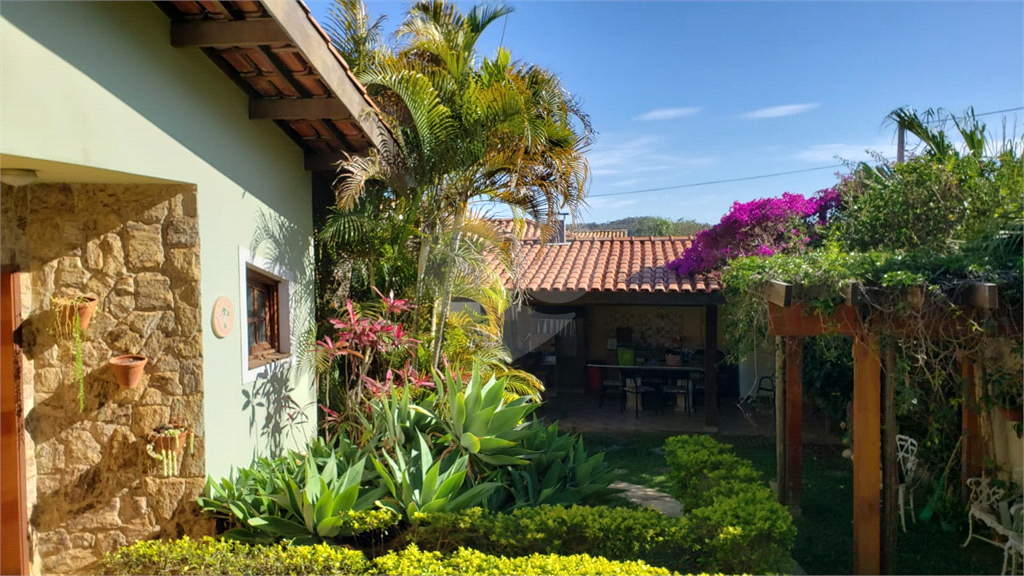 Casa com 3 quartos, piscina e churrasqueira.