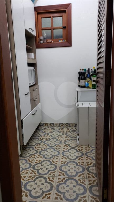Casa com 3 quartos, piscina e churrasqueira.