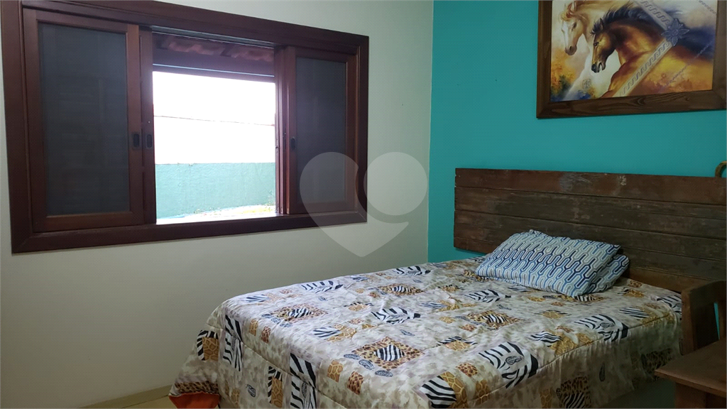 Casa com 3 quartos, piscina e churrasqueira.