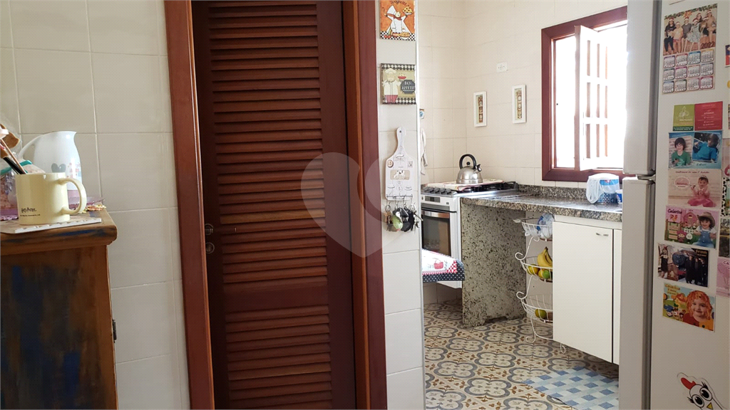 Casa com 3 quartos, piscina e churrasqueira.