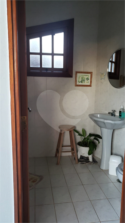 Casa com 3 quartos, piscina e churrasqueira.