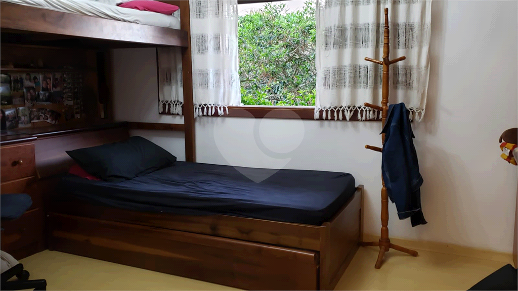 Casa com 3 quartos, piscina e churrasqueira.