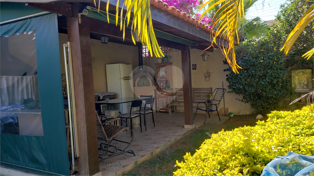 Casa com 3 quartos, piscina e churrasqueira.