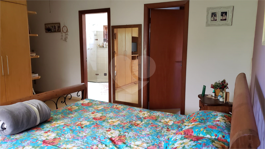 Casa com 3 quartos, piscina e churrasqueira.